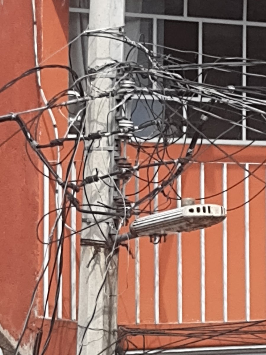 CFE: si tú preparación no es perfecta, si es que llegó a ver un cable fuera de lugar no te daré tu servicio de electricidad
Los postes de CFE: