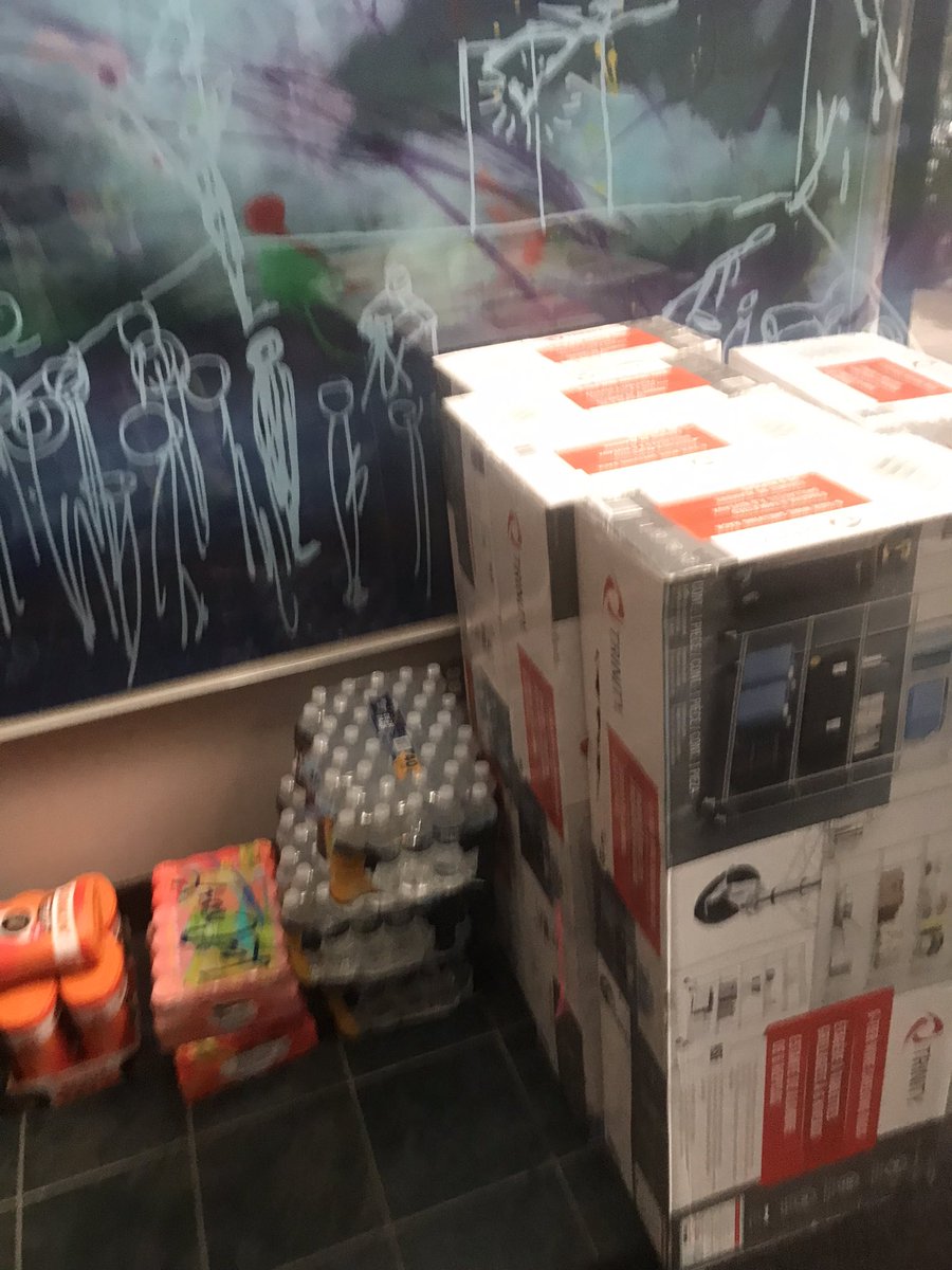 taz1981m's tweet photo. Hey @Instacart do we need to get  @OSHA_DOL involved with the crap you are pulling? Really 90 pound items require a 2 person lift. We aren’t even allowed to have 2 people and as horrible as the pay is it wouldn’t even make sense. Nearly 600 pounds of stuff for $17!! https://t.co/EijumtwXEe