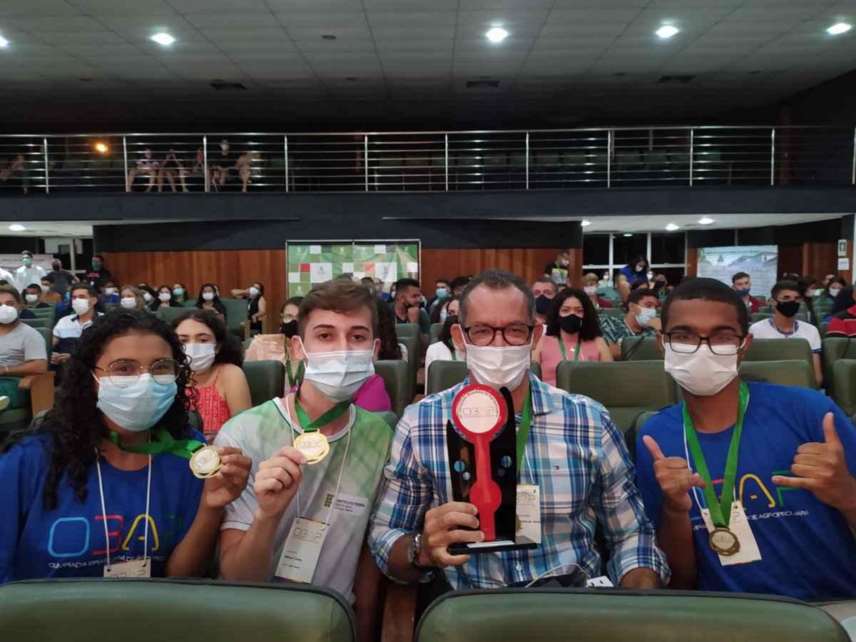 itapinaifes's tweet photo. 😃 Itapina é OURO 🏅na 10ª OBAP (Olimpíada Brasileira de Agropecuária).
Equipe Agro Itapina, orientada pelo Prof. Robson Almeida é formada pelos alunos Mayara Luzia Dominicini, Itamar Ferreira da Costa e Felipe da Penha Miranda.
#somosifes 😃 https://t.co/ZyBzGgLqyM