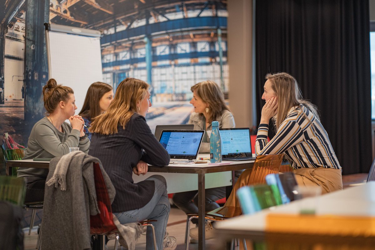 Vandaag mocht ik doen waar ik het allerblijst van word: mensen bij elkaar brengen &amp; helpen duurzame impact te maken! Voor 't eerst een hybride hackathon gehost met livestream. Zo fijn weer die live connectie met mensen 🌱🙏  en 't online grotere bereik. Topcombi 👌