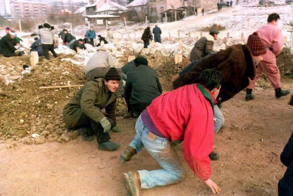BosnianHistory's tweet image. Sarajevans attempting to bury their loved ones under artillery and sniper fire. Never forget.