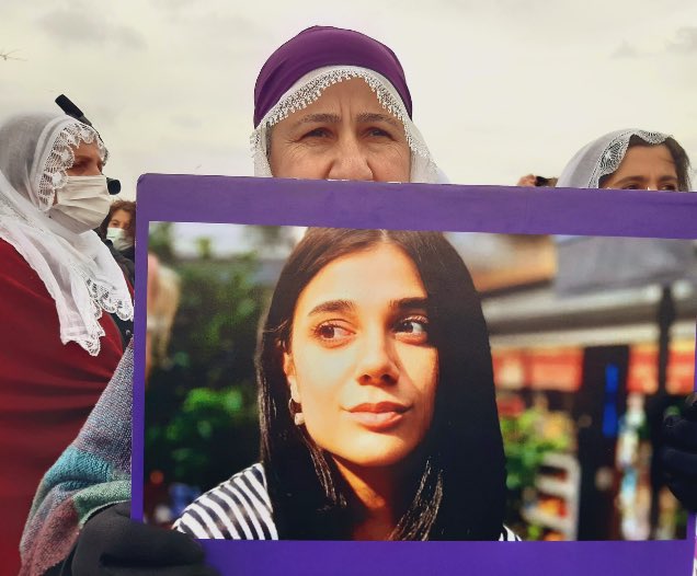 8 mart dünya emekçi kadınlar günü kutlu olsun. Türk ve Kürt emekçileri birlikte kazanacak.