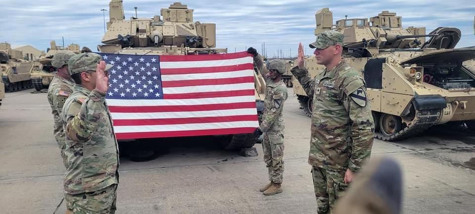 1stSQDN7thCAV's tweet photo. Congratulations SPC Horne on your reenlistment. We look forward to what’s ahead for you in the future. GARRYOWEN!! #StayCav | #SeventhFirst | #FirstTeam https://t.co/wzX8NCmRKx