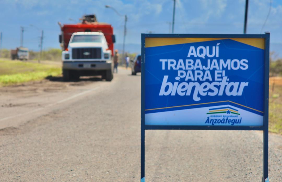 luismarcanos's tweet photo. Trabajar con eficiencia y sin descanso es la tarea, este lunes iniciamos la rehabilitación de la vialidad entre el mercado Bolivariano y la base aérea de Barcelona con la colocación de cuatro mil toneladas de asfalto en 7 kilómetros de vía, https://t.co/mLJUDcqETw