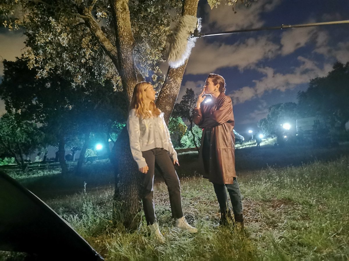 RoviraNews's tweet photo. 📸| Camino shares this photo of Paula and Carol from the filming of cap 5 #Luimeli4 https://t.co/yboS4ctrsN