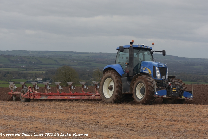 sgcaseyck25's tweet photo. #SpringTillage2022 Got out for a little bit this morning &amp; yes it was worth the biting breeze. A very tasty @NHAG_UKandROI T8050 with a @KvernelandGroup PG 8 Furrow plough https://t.co/5vPF17TPi0
