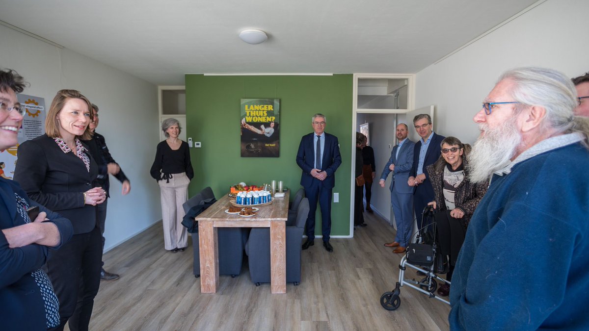 EHwijk's tweet photo. Vandaag bracht minister van BZK Hanke Bruins Slot een bezoek aan de modelwoning Laan van de Marel om daar onder andere in gesprek te gaan met de naaste buren. Wat zijn de problemen waar zij tegenaan lopen bij het verduurzamen van hun woning?
#emmerhout #bzk #gemeenteEmmen https://t.co/bkFLfwkAqc