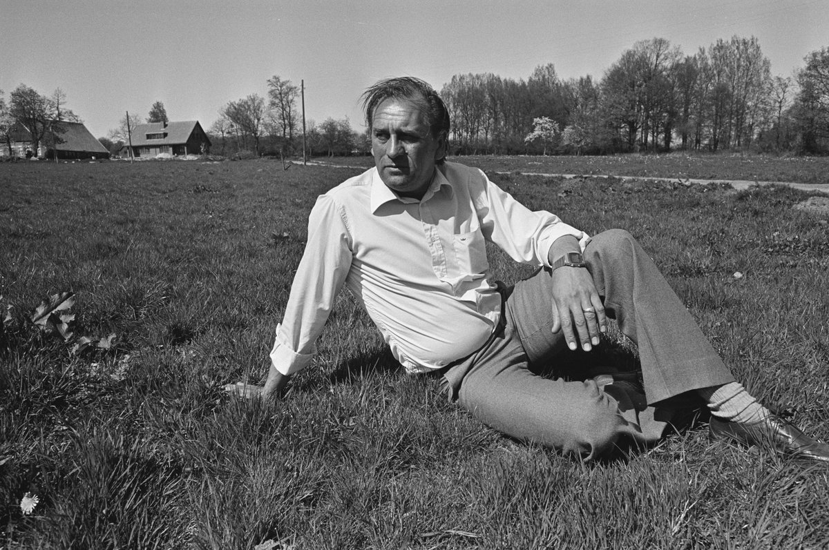 AFCAjax's tweet photo. 8 maart 1934. De dag dat Bobby Haarms het levenslicht zag. 

Voor altijd onze Goede Beul ♥️ https://t.co/dQZvisOaSt