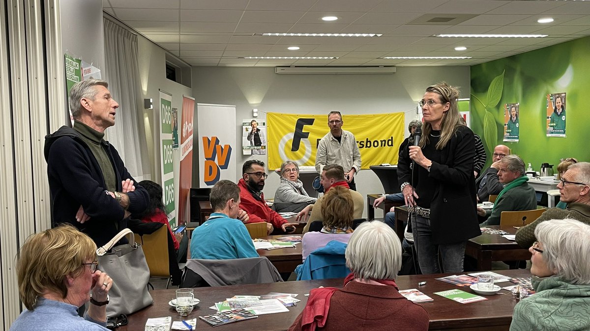 Alle acht politieke partijen waren te gast bij ledenvergadering fietsersbond. Directeur Esther van Garderen, was een goeie en gezellige gespreksleider. Leefbaar3B gaf in 3 minuten onze visie op de verkeerszaken in Lansingerland toegespitst op de fiets.