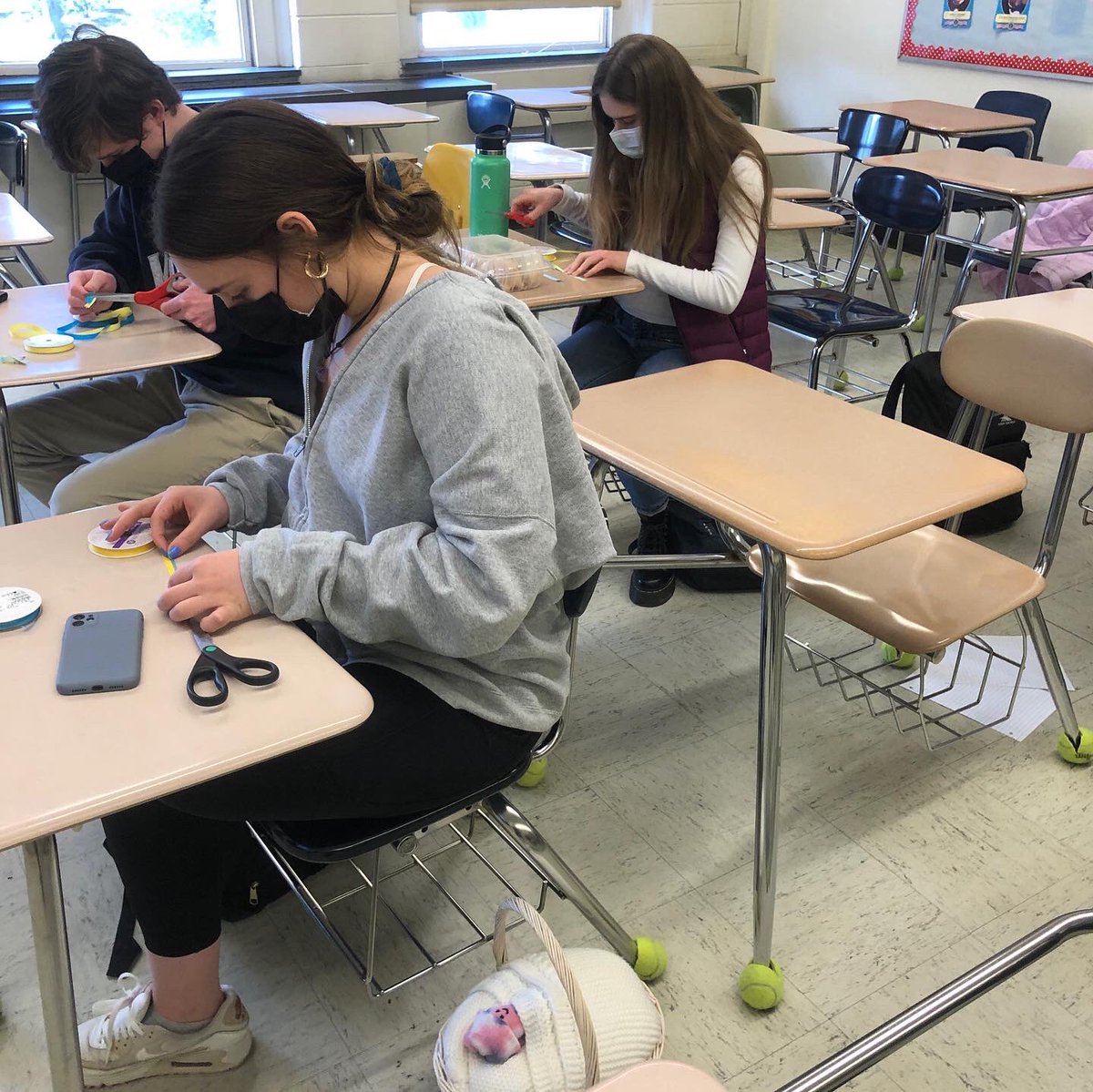 For the past few days Leo’s have made nearly 400 ribbons to show solidarity with the people of Ukraine! Make sure to get your ribbon tomorrow and wear yellow+blue and donate to Save Our Children 🇺🇦