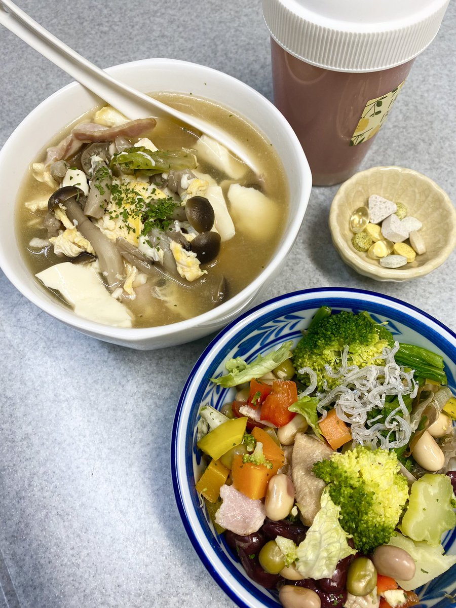 m_rinrin_3e3's tweet photo. 月曜断食あけの朝ごはん。
ホントなら、白ごはんガッツリ食べたいけど…我慢。
豆腐ときのこのスープ。
野菜たっぷりサラダ。
いつも通り、プロテインとサプリもしっかりと。
火曜日が勝負の日なのよね〜。
あ〜、白ごはん食べたい。 https://t.co/LIPT9zTIeQ