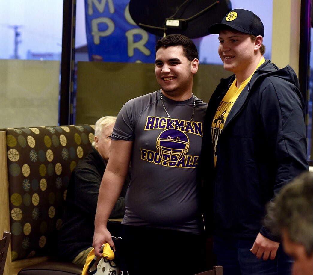 CrabHouseCOMO's tweet photo. Hello CCH Fans!! Thank you to @kickerhmevis6 for stopping by to hangout with some fans and sell some of his shirts! Buy his merchandise here: https://t.co/nitTRVkyA9 https://t.co/xNWNjDqDXo