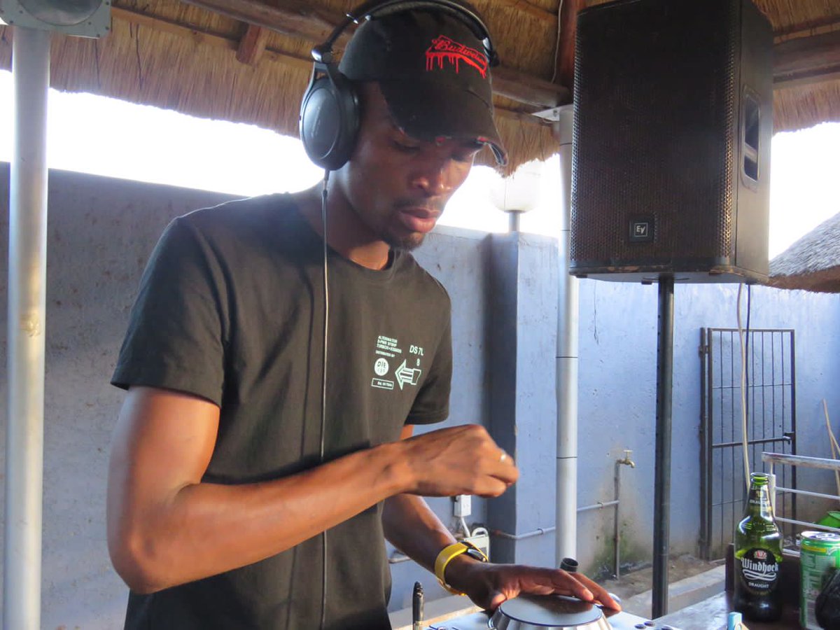 CrashMaster_dj's tweet photo. MUSIC UNITS US β€
#PlanetHouseSessions happened on Sunday #EkhayeniChillaz
#Afrohouse
#AfroTech
#MasterGroove https://t.co/1NbNpganWe