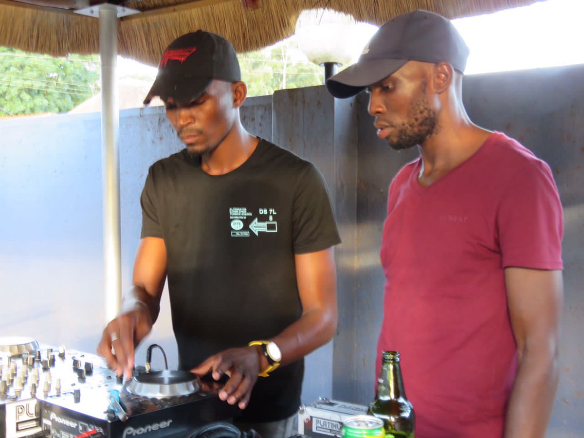 CrashMaster_dj's tweet photo. MUSIC UNITS US β€
#PlanetHouseSessions happened on Sunday #EkhayeniChillaz
#Afrohouse
#AfroTech
#MasterGroove https://t.co/1NbNpganWe