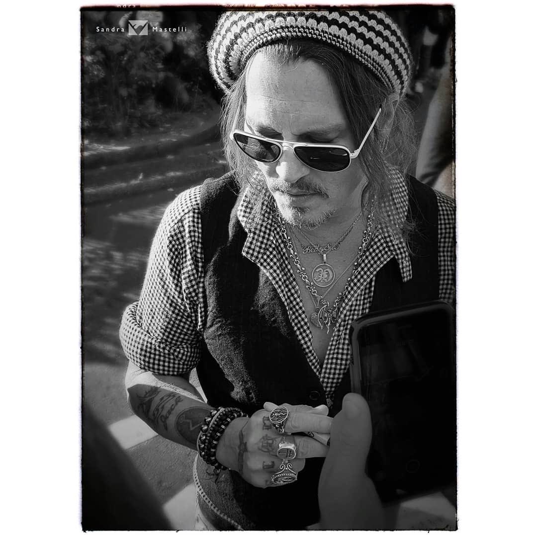 ReemDepp's tweet photo. Johnny Depp with fans - Zurich Film Festival 2018 #zff2018 https://t.co/T6aYlq6op0