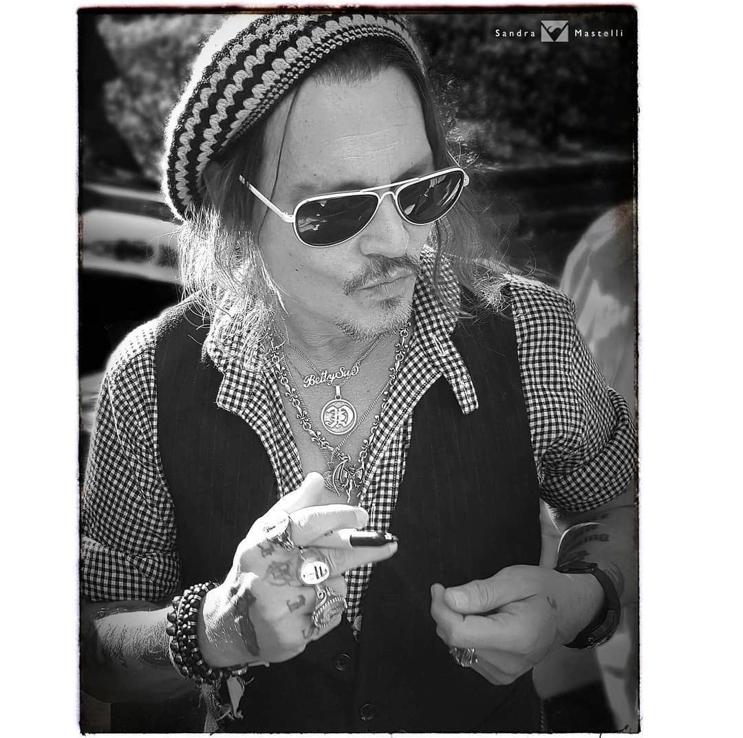 ReemDepp's tweet photo. Johnny Depp with fans - Zurich Film Festival 2018 #zff2018 https://t.co/T6aYlq6op0