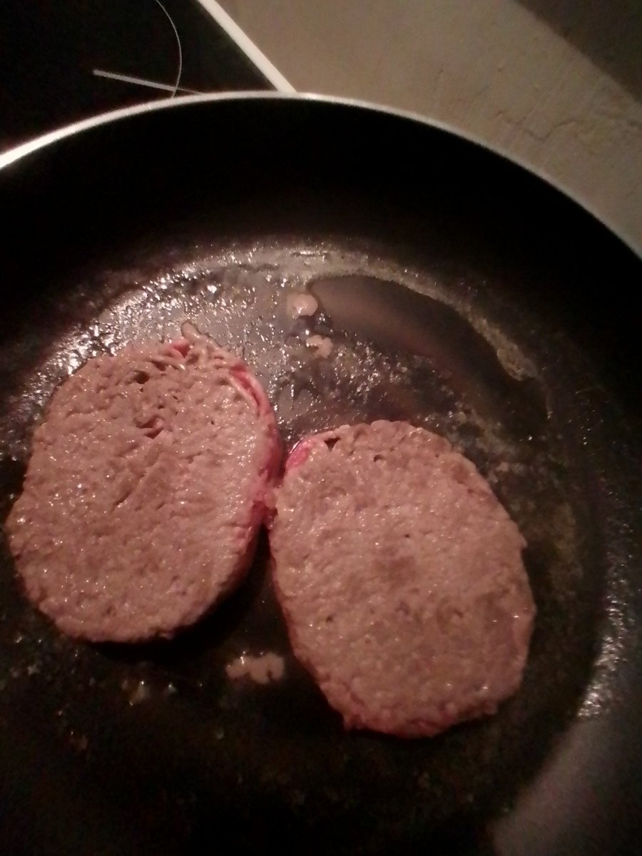 Latabledehugues's tweet image. Ce soir c'est cheeseburger. Prépa en cours. 

#chesseburger #Food #recipe #foodies