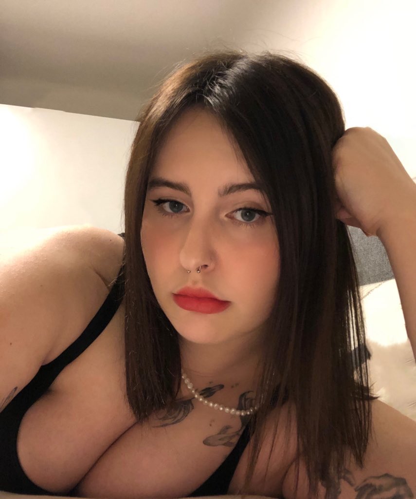 snwriseric's tweet photo. damn who is she https://t.co/Ll6eOjqtLd