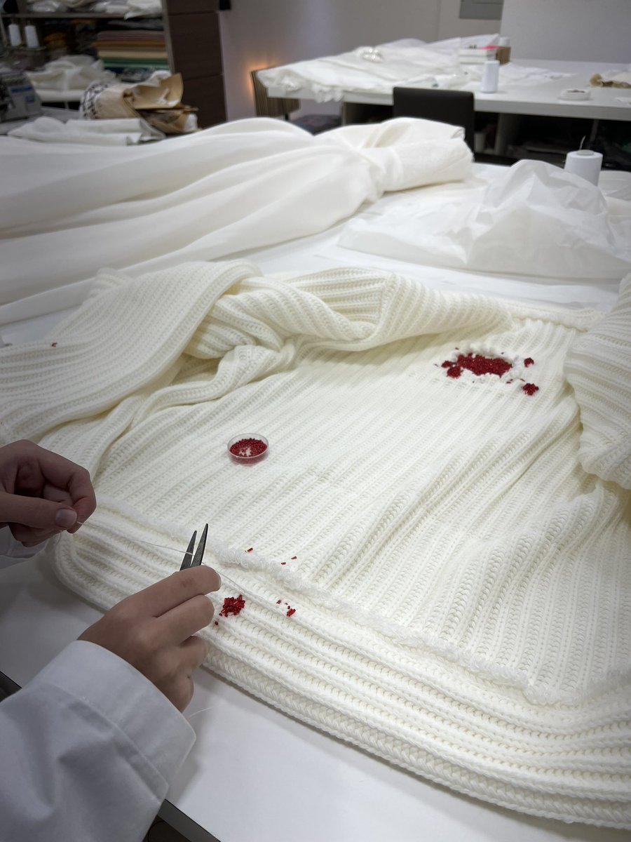 Bordado imitando a la sangre en cardigan para prototipo 🩸👽 

Que opinan?