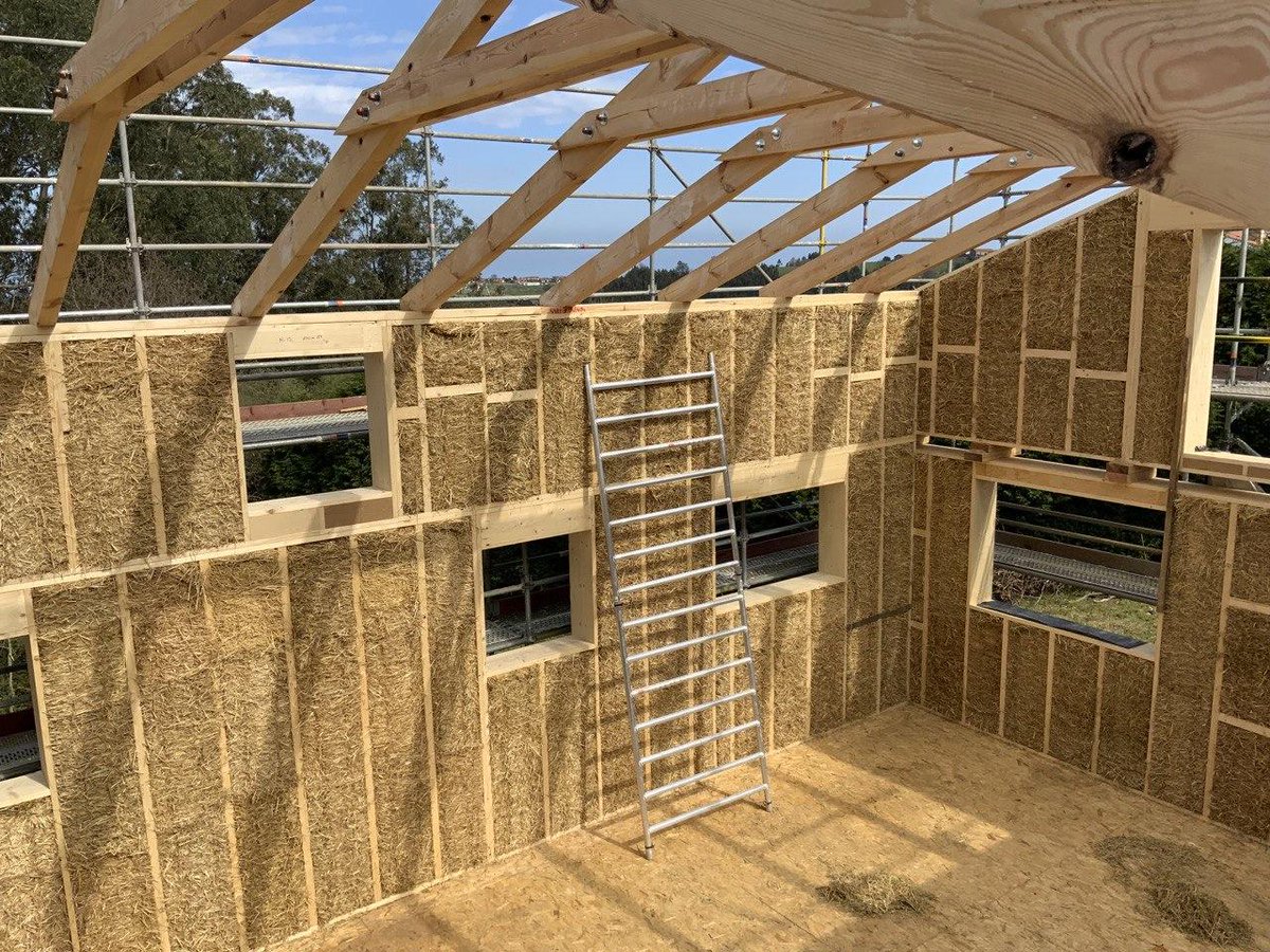 KalmaKeco's tweet photo. La #casapasiva de Cabueñes sigue adelante y ya están colocadas las cerchas de cubierta. La cubierta de par-hilera permite la construcción sin pilares: así creamos un espacio open de hoy, hecho con técnicas tradicionales.
#casadepaja #Bioconstruccion #bioclimática #Asturias #Gijon https://t.co/EdpboVVRir