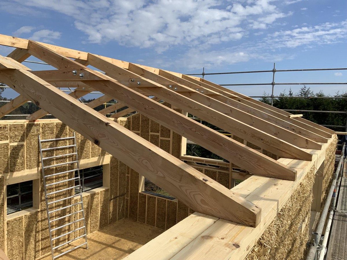 KalmaKeco's tweet photo. La #casapasiva de Cabueñes sigue adelante y ya están colocadas las cerchas de cubierta. La cubierta de par-hilera permite la construcción sin pilares: así creamos un espacio open de hoy, hecho con técnicas tradicionales.
#casadepaja #Bioconstruccion #bioclimática #Asturias #Gijon https://t.co/EdpboVVRir