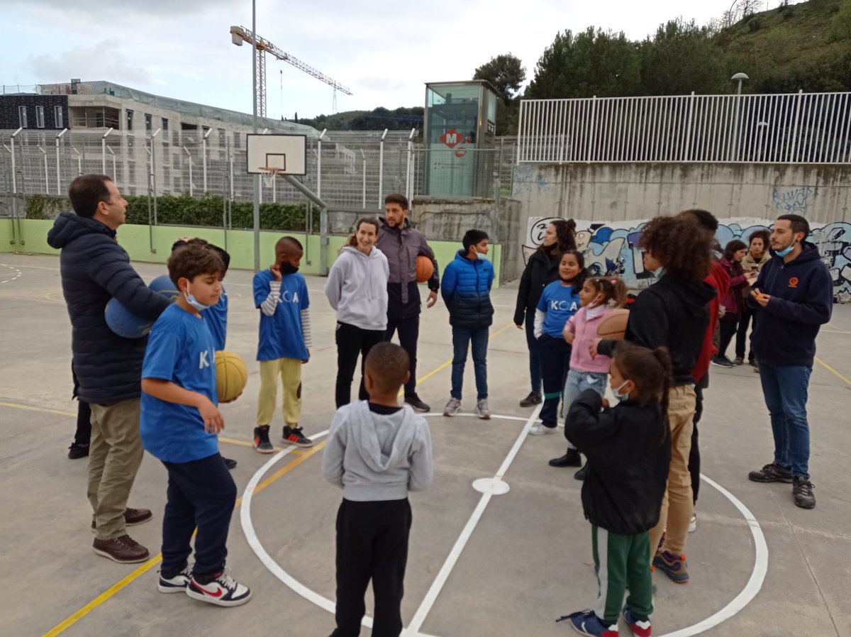 centrecruilla's tweet photo. Celebrem el dia de la dona treballadora jugant a 🏀 amb les famílies. @nouscims #koaprogramme https://t.co/IJBNyfT6X4