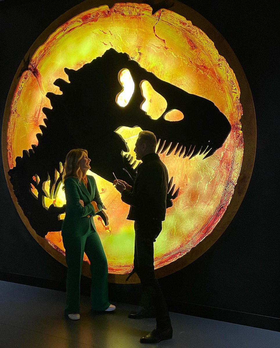 Oh golly! Hold on to your butts― because we are roaring for this reunion. 🦖 (📷: Instagram)