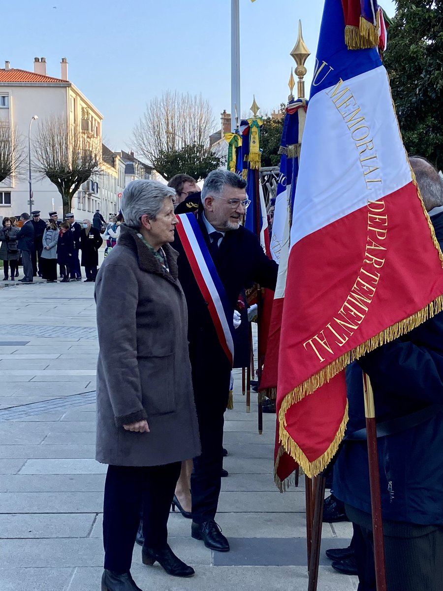 Lucbouard's tweet photo. Après avoir échangé avec le monde combattant @gdarrieussecq a remis la Croix du combattant à 4 anciens combattants des #OPEX.
Cette cérémonie, place Simone Veil @larochesuryonfr avait une gravité toute particulière dans ce contexte de guerre aux portes de l’#Europe. https://t.co/pabYxQjYoi
