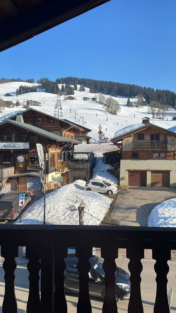 BetCa28's tweet photo. Désoler l’équipe si je suis légèrement inactif en ce moment ! 
Petite semaine de ski pour se changer les idées ! 
J’essaye de vous postez des pronos pour l’UCL et la League Europe ! 👊🏼

Tout l’équipe BetCA vous souhaite une  bonne semaine depuis les montagnes ! 
Coeur sur vous💙 https://t.co/F0c7Cj47iE
