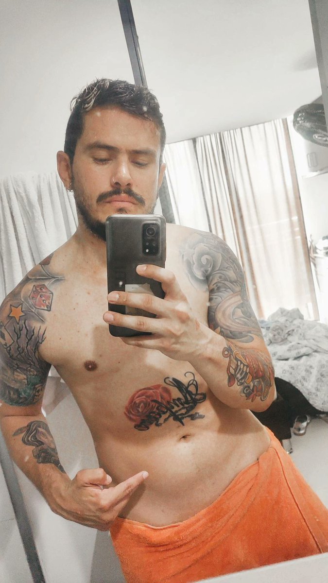 LoboPhotograph's tweet photo. A bajar la panza que a los feos nos toca con toalla y sin onlyfans 😁 https://t.co/lZ1j7DGIAF