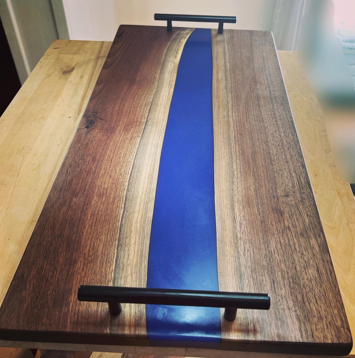 This #charcuterieboard features a sky blue epoxy against the walnut live edge. Place your order for a #custom piece today!

#new #handmade #607woodshop #607shopbutter #gift #resinart #woodworkersofinstagram #shoplocal #shop #epoxyresin