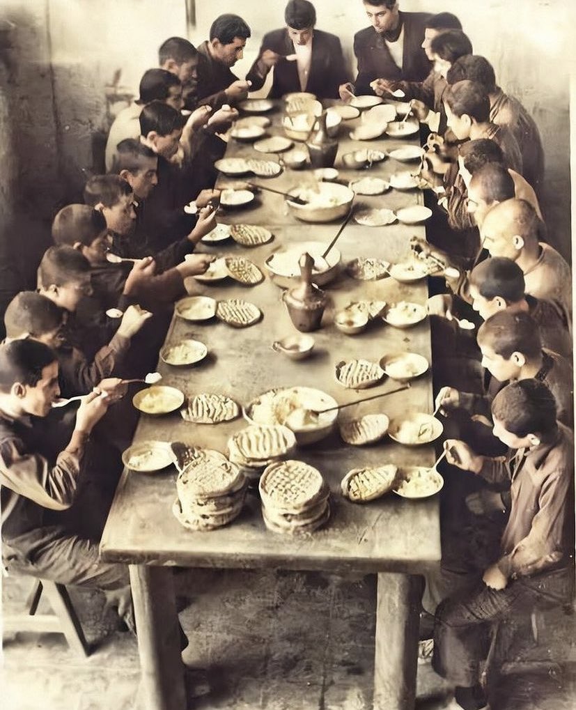TarihteOan's tweet photo. 1945, Kilis Erkek Sanat Ortaokulu’nda yemek vakti. https://t.co/yjF7btB3az