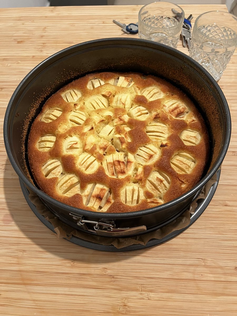 Tratatataya's tweet image. нас захостил чел из Facebook Berlin. встретил нас на вокзале, приготовил ужин. 

квартира потрясающая. но хочется сказать одно: #StopRussianAggression и #ХочуДомой