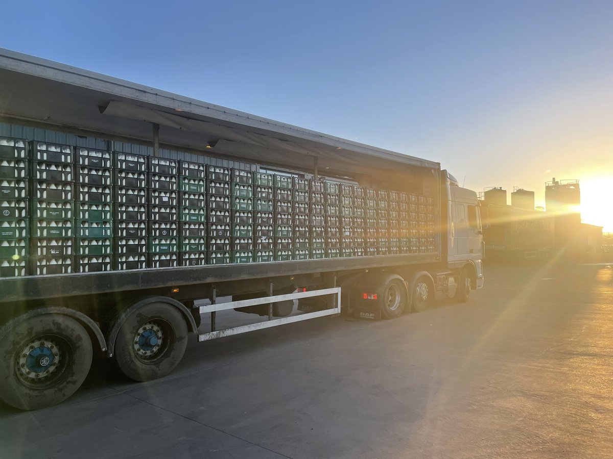AHolt06's tweet photo. What an afternoon @wells_farm ๐, Another 23,520 glass bottles loaded ๐ฅ #RinseAndReturn #Glass #Doorstep #SunSet https://t.co/iEjjNgAI8w