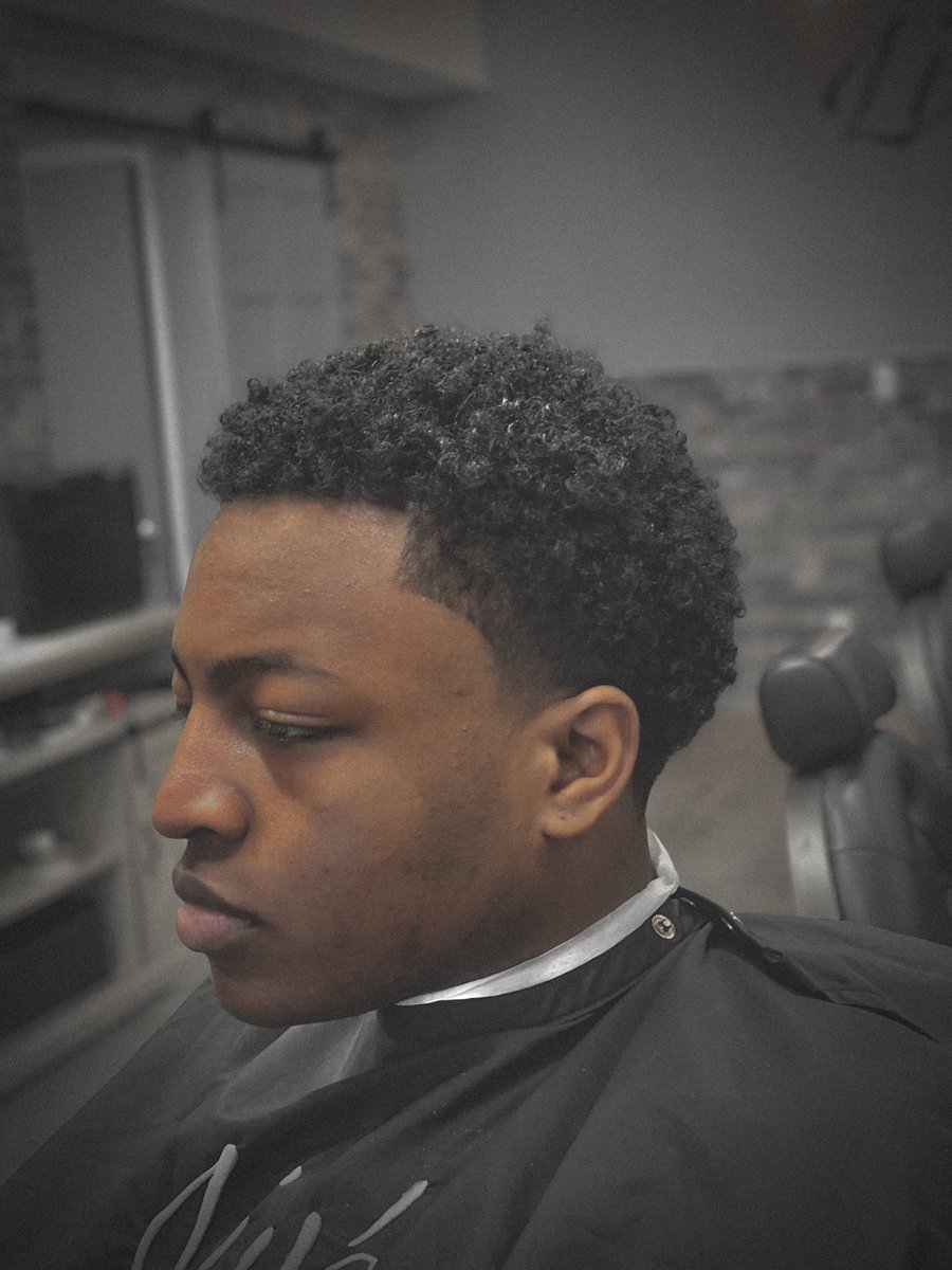 _king_cuts_'s tweet photo. Low skin taper with line up and curled

#brooklynbarber #haircut https://t.co/hQ7ycFfAg2