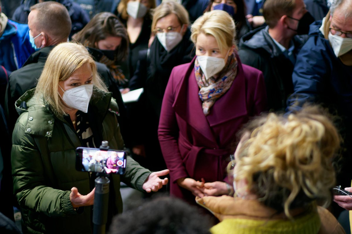 Nancy Faeser und Franziska Giffey im Gespräch mit einer Helferin