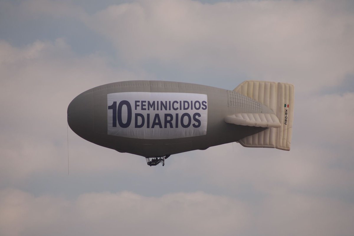 DeniseDresserG's tweet photo. ¡Miren hacia arriba!

"Volamos con dolor en el cielo porque en el cielo estamos todas"

#FuimosTodas
#ConDolorEnElCielo
#FeministasTomanElCieloDeMéxico
#MexicoFeminicida
#NiUnaMás https://t.co/AeuS259Ls8