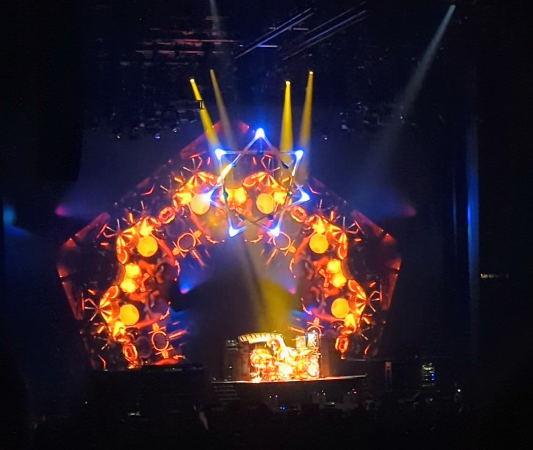 TheKeyMom's tweet photo. We went to see @Tool and they're exhausted #livemusic https://t.co/Oqog2VtSl2