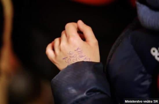 avalaina's tweet photo. An 11-year-old Ukrainian boy from Zaporizhya crossed the Ukrainian- Slovakia border himself.
He had a plastic bag with a passport and a phone number written on his hand. His mother had to stay in Ukraine to take care about her 84 year old mother.
#StandWithUkraine https://t.co/tx8aENxulx
