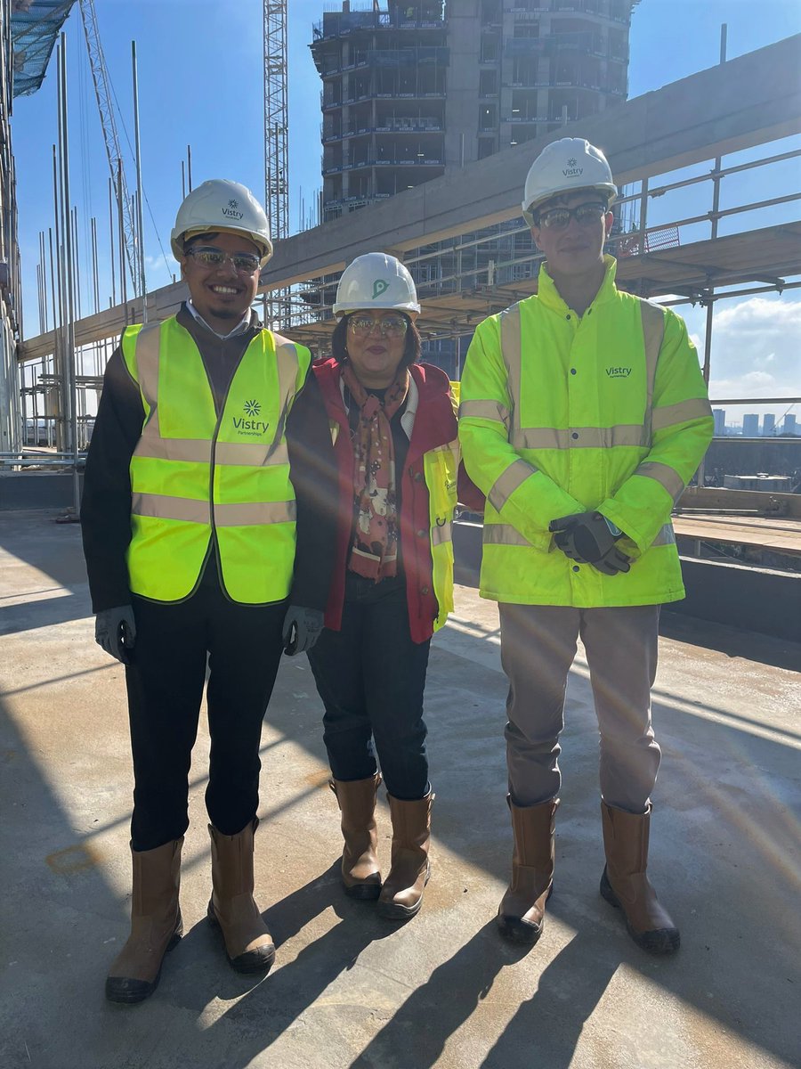 rokhsanafiaz's tweet photo. Today we laid the final concrete at the Plaistow Hub🏘️182 new mixed tenure homes, a new library &amp; neighbourhood centre &amp; the project is helping fund 112 more affordable homes in the area. Plus good jobs for residents - great to meet two of the Newham apprentices working on site. https://t.co/iBWpCIn76Q