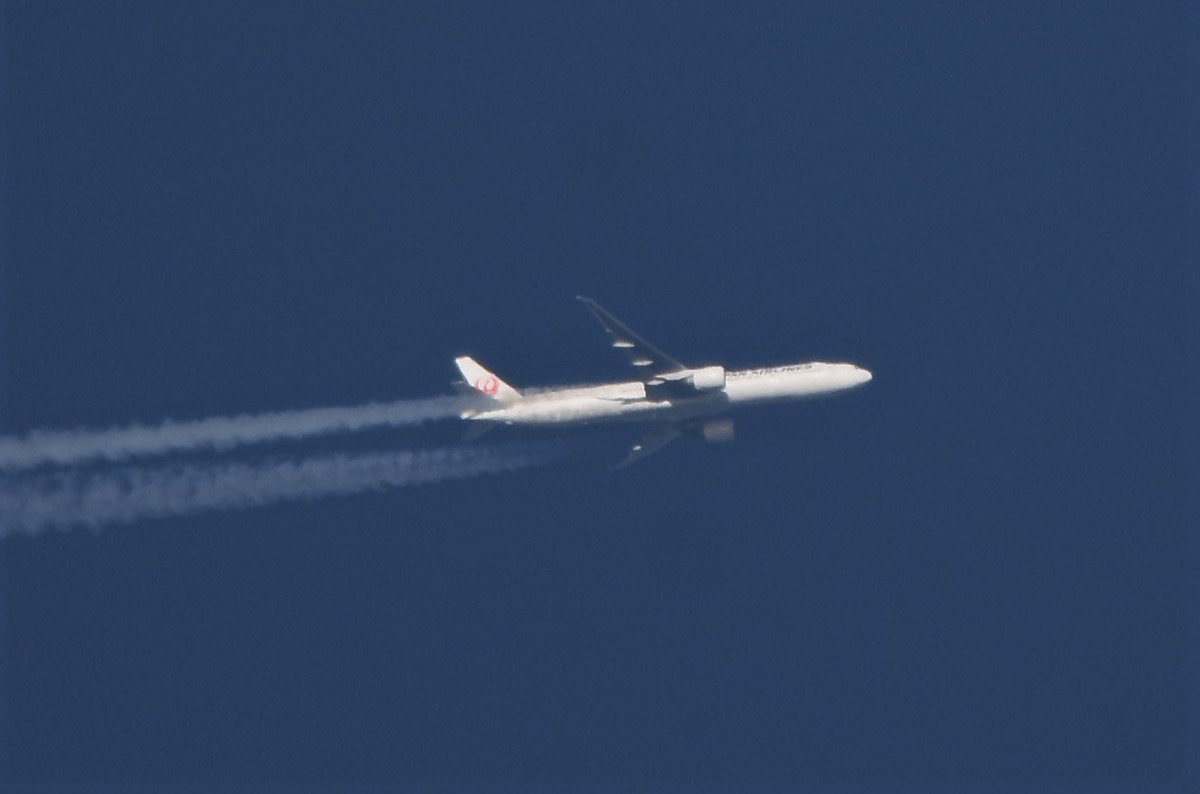 BlackpoolAviat1's tweet photo. JAL Japanese Airlines B777, Tokyo to Heathrow captured earlier today over the Blackpool &amp; Fylde Coast - now just started to circumnavigate the globe in the opposite direction to avoid flying over Russia (we wouldn’t normally see such a flight); photo by Andy D, BAS https://t.co/uqNJBsvgWG