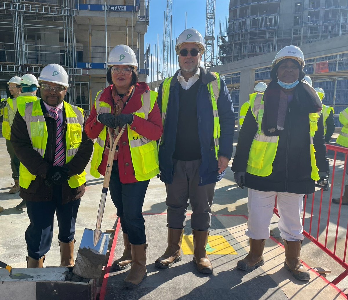 rokhsanafiaz's tweet photo. Today we laid the final concrete at the Plaistow Hub🏘️182 new mixed tenure homes, a new library &amp; neighbourhood centre &amp; the project is helping fund 112 more affordable homes in the area. Plus good jobs for residents - great to meet two of the Newham apprentices working on site. https://t.co/iBWpCIn76Q