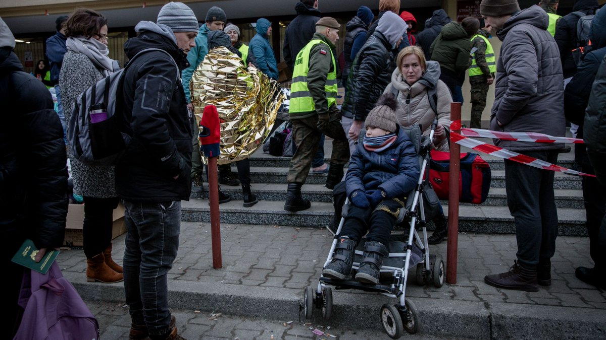 People who have fled their homes in Ukraine need urgent assistance with:

 🚰 Clean water
 ⛺️ Emergency shelter
🍚 Food 

You can help. Donate today: bit.ly/DECUkraineAppe…