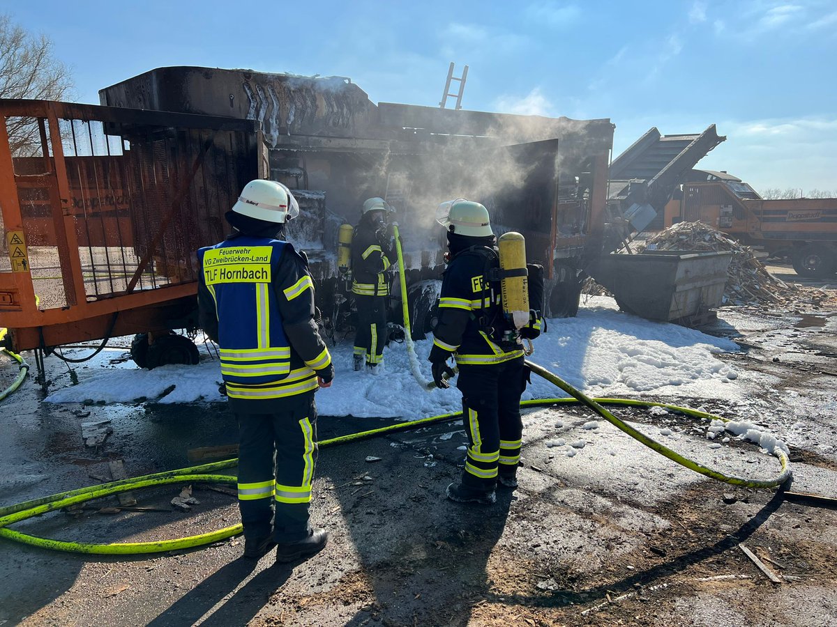 FF_VG_ZW_Land's tweet photo. 07.03.22, 10:20 Uhr
#Löscheinheiten Althornbach, Hornbach, Dellfeld, Contwig, Triwo Flugplatzfeuerwehr und Feuerwehreinsatzzentrale @FF_VG_ZW_Land 
#Brand Schreddermaschine, Gewerbegebiet Flughafen Luxemburger Str. https://t.co/ZmBnPsDJBT