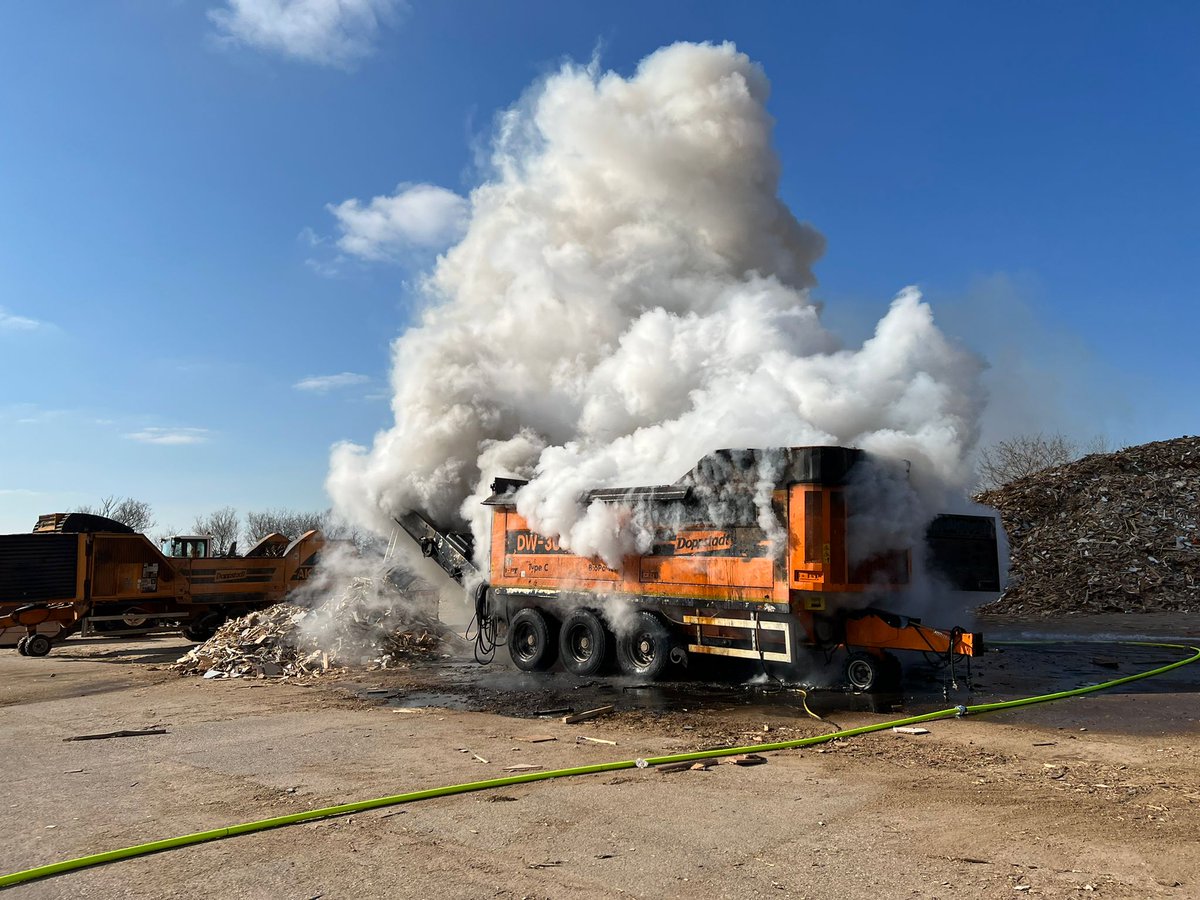 FF_VG_ZW_Land's tweet photo. 07.03.22, 10:20 Uhr
#Löscheinheiten Althornbach, Hornbach, Dellfeld, Contwig, Triwo Flugplatzfeuerwehr und Feuerwehreinsatzzentrale @FF_VG_ZW_Land 
#Brand Schreddermaschine, Gewerbegebiet Flughafen Luxemburger Str. https://t.co/ZmBnPsDJBT