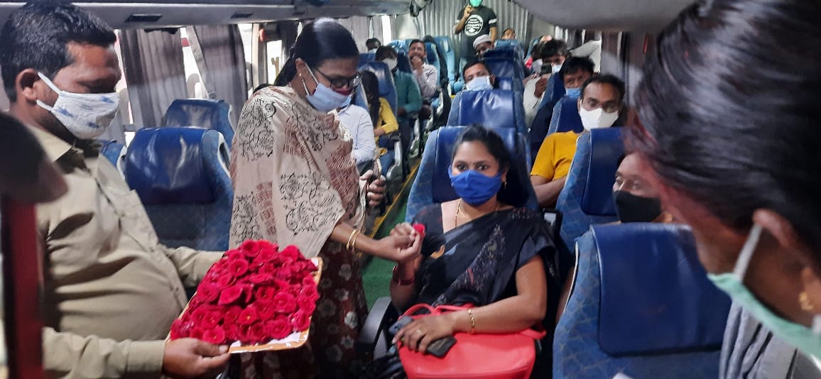 anjianj71587634's tweet image. @RM_NZB @tsrtcmdoffice @TSRTCHQ #  ఆడవాళ్లు మీకు జోహార్లు # కనులు తెరిచిన క్షణం నుంచి బంధం కోసం, బాధ్యత కోసం, కుటుంబం కోసం, అందరిని కనుపాపలా తలచి, ఆత్మీయత పంచి, తన వారి కోసం అహర్నిశలు కష్టించి, వారిని సహించి, భరించి, వారి భవిష్యత్తు గురించి , తన ఇంటిని నందనవనం చేసే స్త్రీమూర్తికి