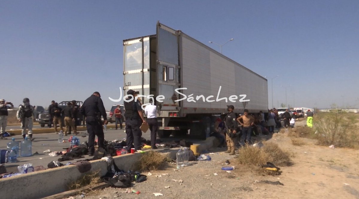 Jorge_Eiko's tweet photo. Tras el rescate de 200 migrantes el pasado Sábado en Monclova se da a conocer que murió la una mujer embarazada y otro migrante de 39 años se encuentra hospitalizado, por parte del alcalde Mario Dávila confirma la detención de una persona.
#migrantes #Monclova #coahuila #noticias https://t.co/cFmVLdgOcl