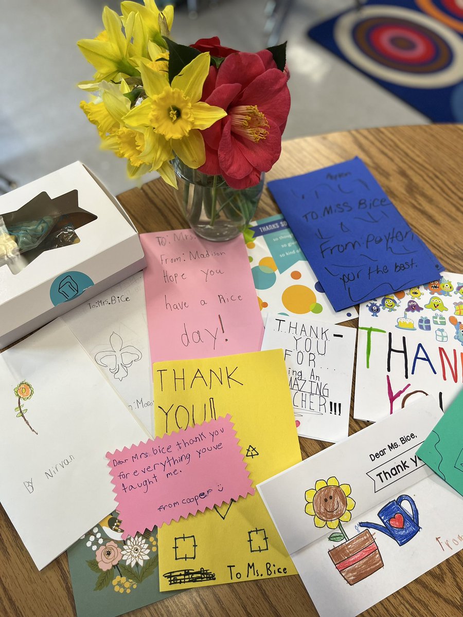 Being greeted with smiling faces, sweet cards and beautiful flowers made this Monday morning a whole lot better. 💗#Dolvinstaffappreciationweek <a href="/DolvinES/">Dolvin ES</a>