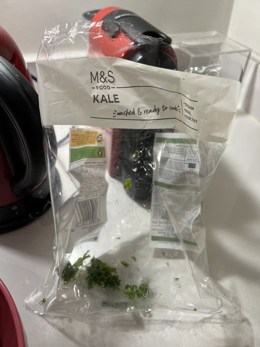 _mariamode_'s tweet photo. @marksandspencer I found something very odd in your bag of kale, never thought I would experience something like this from m&amp;s 🤷🏻‍♀️ https://t.co/JUftTTK1Do