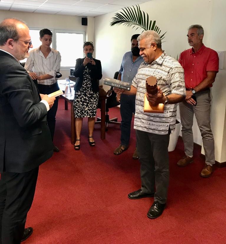 Rémy Rioux (@riouxremy) on Twitter photo JOUR 1
Avec le Pdt @Mapoulouis pour débuter ma visite en #NouvelleCaledonie et évoquer le partenariat de long terme entre la #CNC et l’<a href="/AFD_France/">Agence Française de #Développement (AFD) 🇫🇷 🇪🇺</a> pour le #Climat #Biodiversite #Océans, le #LienSocial et l’insertion regionale dans le #Pacifique #MondeenCommun #DuCotéDesAutres JOUR 1
Avec le Pdt @Mapoulouis pour débuter ma visite en #NouvelleCaledonie et évoquer le partenariat de long terme entre la #CNC et l’<a href="/AFD_France/">Agence Française de #Développement (AFD) 🇫🇷 🇪🇺</a> pour le #Climat #Biodiversite #Océans, le #LienSocial et l’insertion regionale dans le #Pacifique #MondeenCommun #DuCotéDesAutres